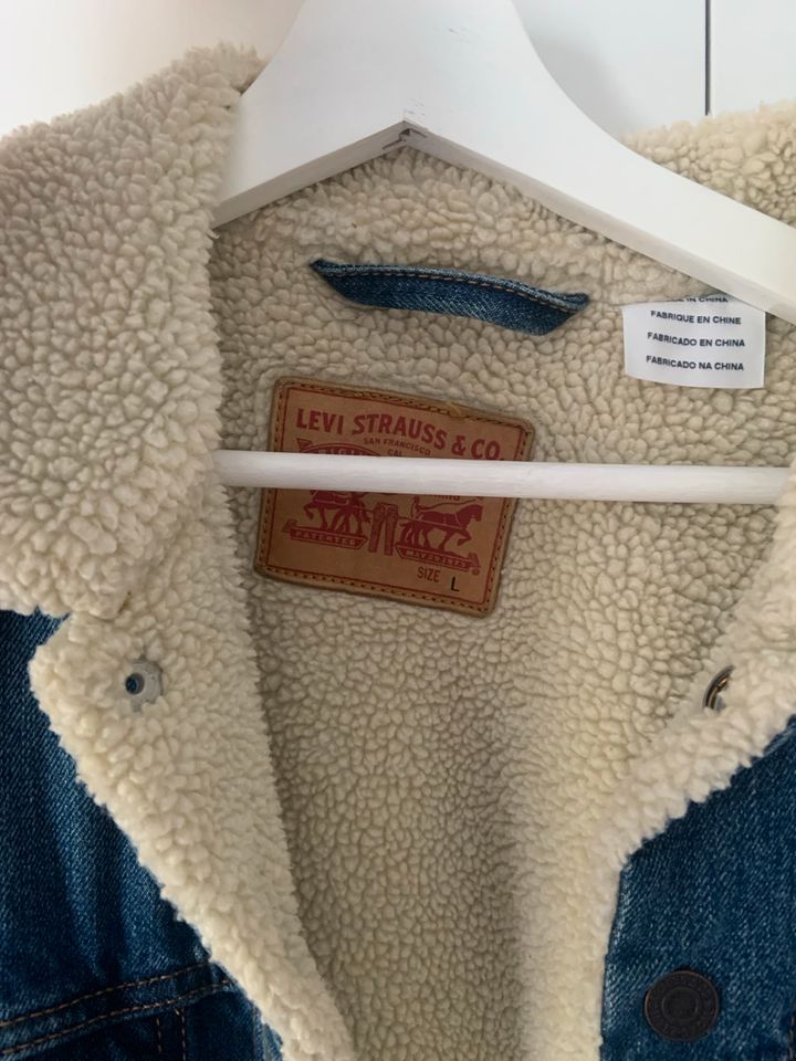 Levi’s Sherpa Trucker Jacke in Köln