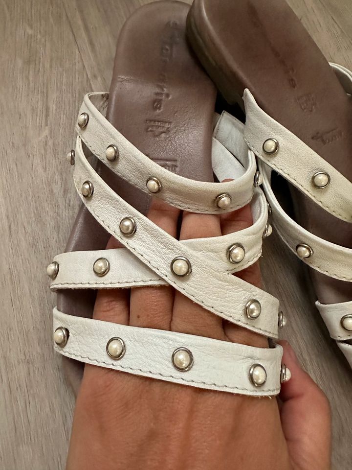 Tamaris: weiße Leder Pantoletten, Schlappen mit Perlen, 42 in  Nordrhein-Westfalen - Olpe | eBay Kleinanzeigen ist jetzt Kleinanzeigen