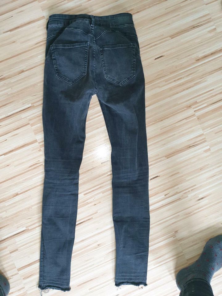 Pull and Bear Jeans Gr 32 wneu in Essenbach