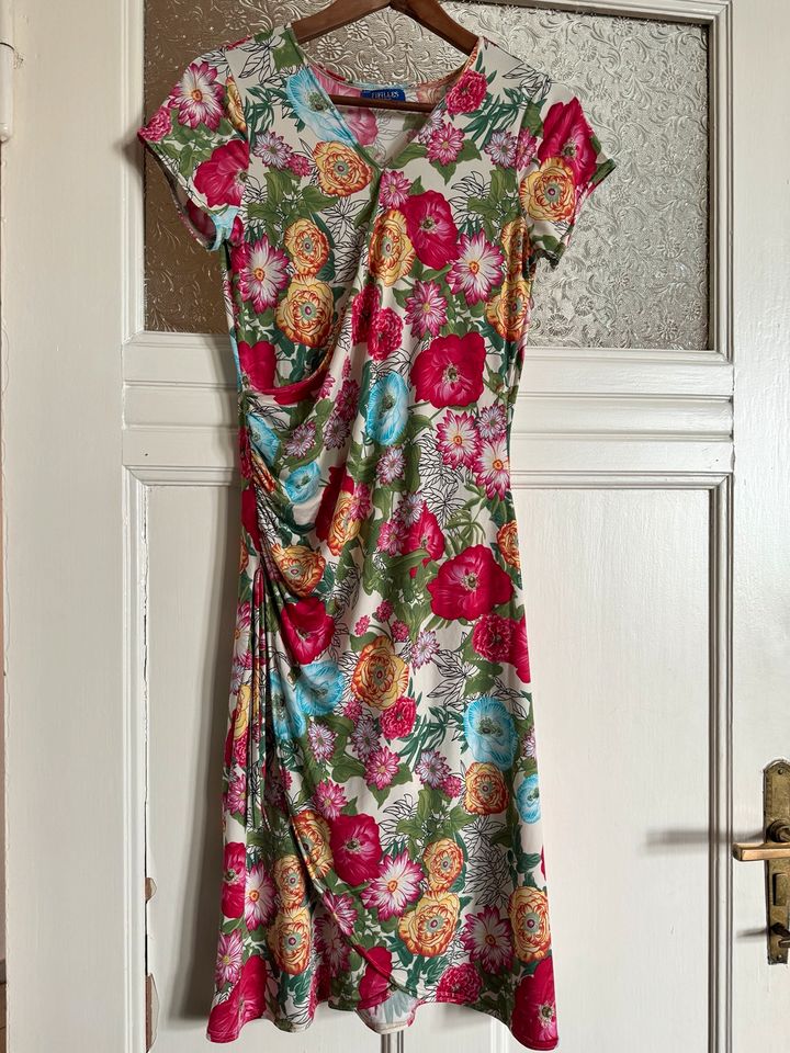 Fließendes Sommer-Kleid mit Blumendruck ca. Gr. 38 Fifilles Paris in Berlin