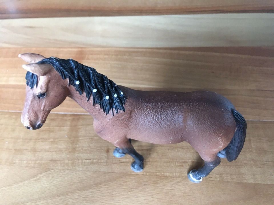 Schleich Trakehner Stute mit hübsch geflochtener Mähne in Eltville