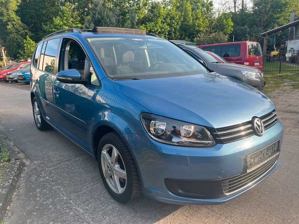 Volkswagen Touran 1.2 TSI klima, Scheckheftgepflegt PDC Panorama in Friesack