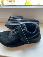 Nike Schuhe Größe 33, flip Flops Geschenk dazu Hessen - Griesheim Vorschau