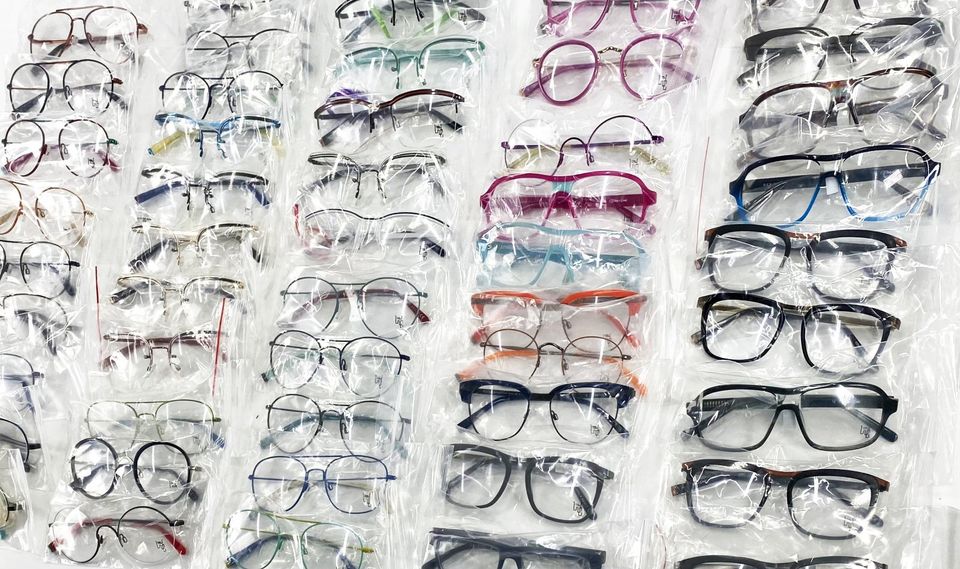 100 Stk Brillenfassungen, versch. Modelle, Farben und Designs, Großhandel Restposten in Tanna