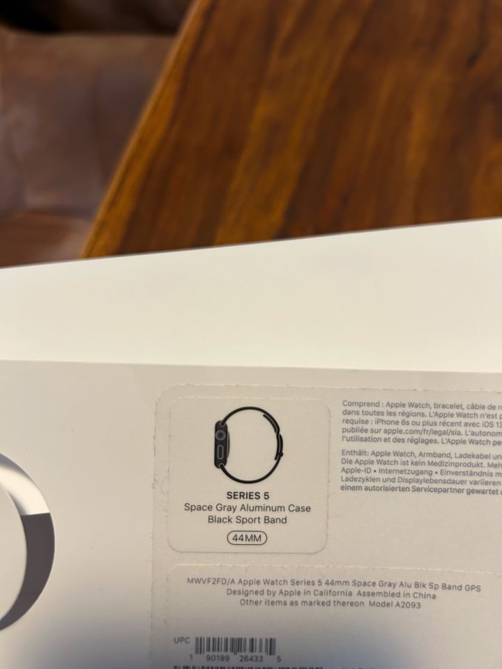 Apple Watch Serie 5 GPS 44mm mit 3 Original Armbänder in Limburg