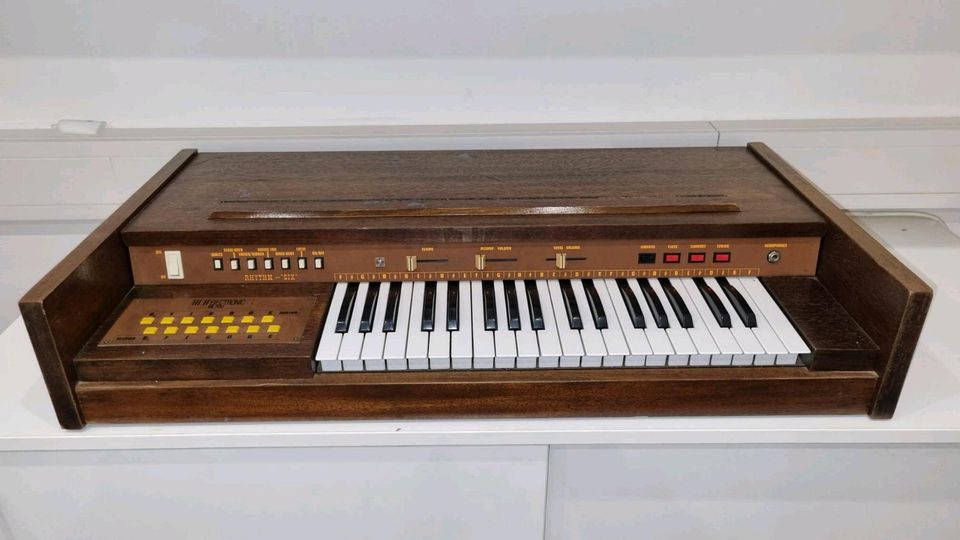 Alte Elektronische  Orgel in Waldkraiburg