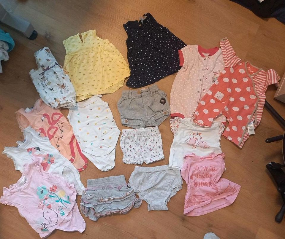 Paket mit 15 Teilen Baybkleidung Mädchen Sommer Größe 56 in Zandt