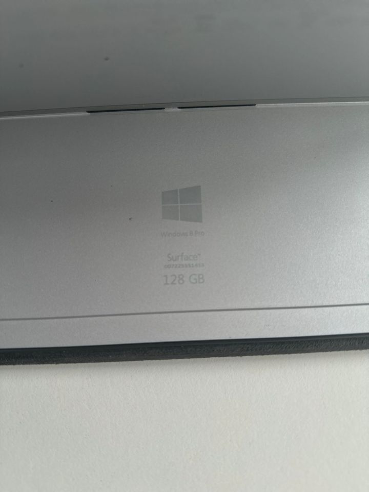 Microsoft Surface mit Tastatur in Straubenhardt