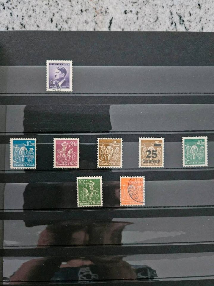 Briefmarkenalbum mit alten Briefmarken in St. Ingbert