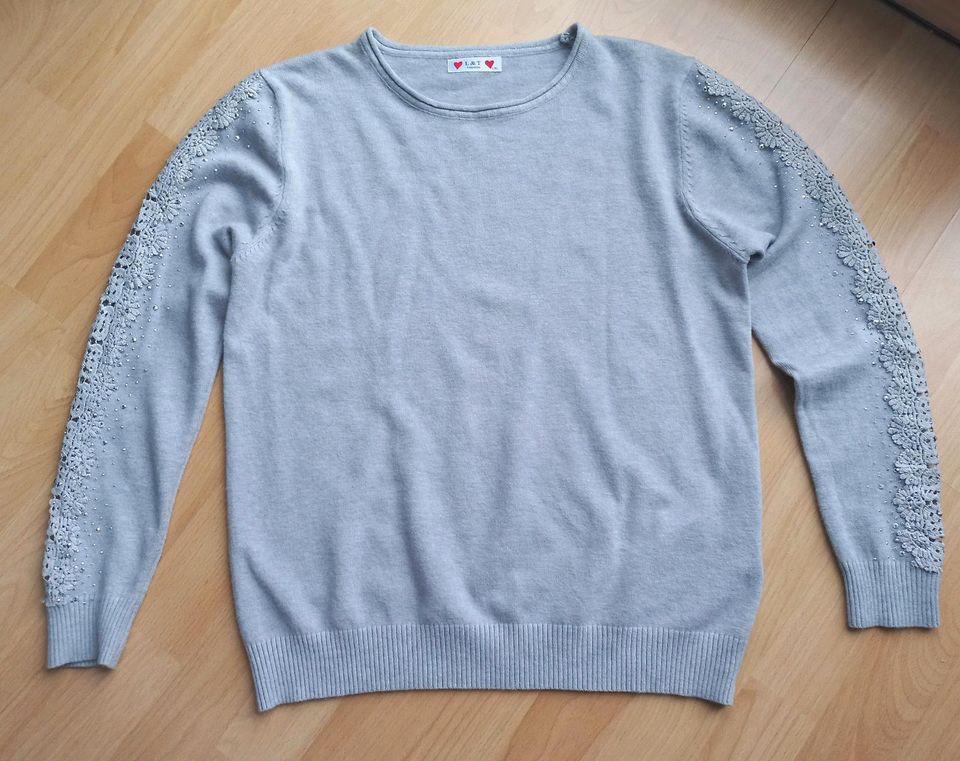 Pulli in grau mit Stickerei und Pailletten, Größe 36/38! in Berlin