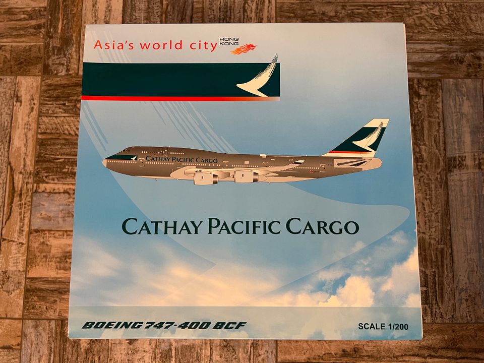 JC Wings 1:200 Boeing 747-400 BCF Cathay Pacific Cargo B-HUR NEU! in Berlin