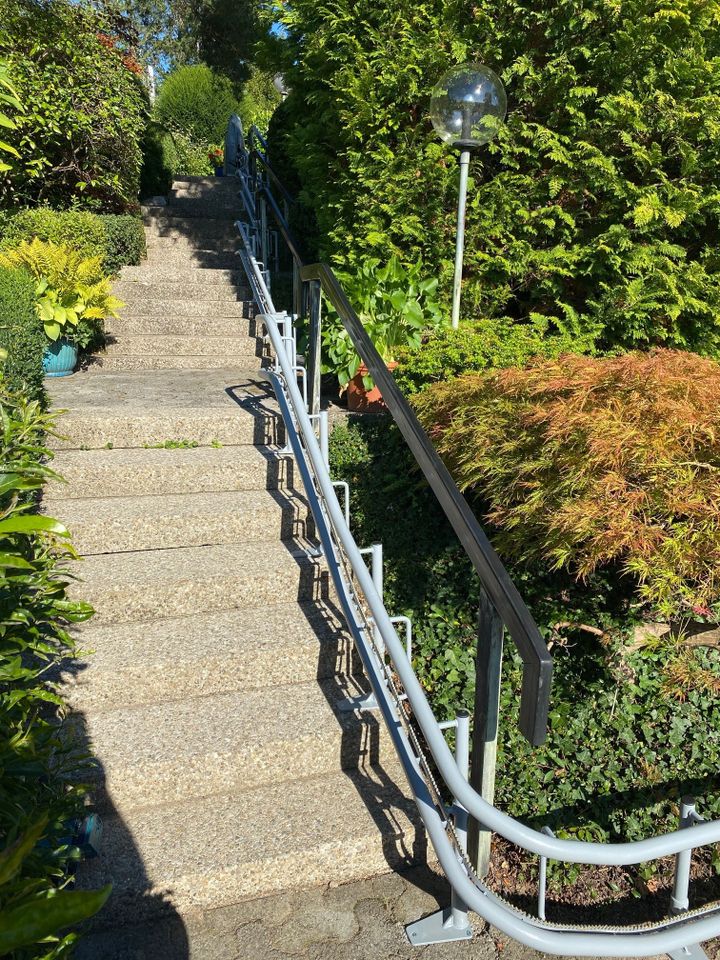 Treppenlift mit Kurve im Außenbereich in Unterhaching