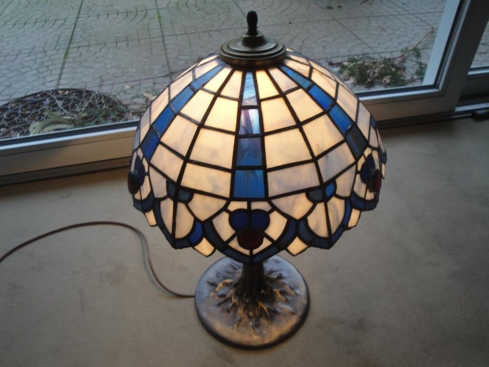 Vintage Lampe Tiffany-Stil, Baumfuß aus Bronze = 65 .- € in Hamburg