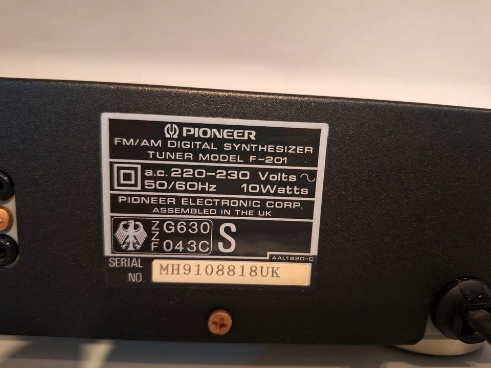 Pioneer FM/AM Digital Synthesizer Tuner F-201 in Groß-Gerau