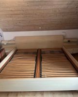 Bett / Doppelbett mit Lattenrosten und Nachtkästchen Bayern - Sielenbach Vorschau