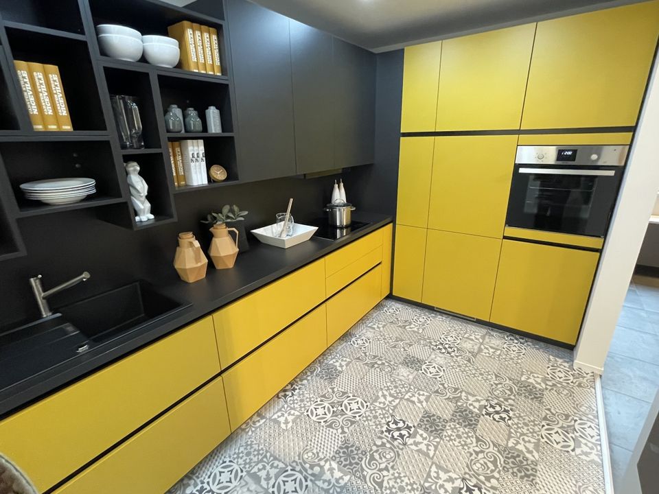NEUE Einbauküche L-Form Küche in modern curry mit schwarz 917 in Enger