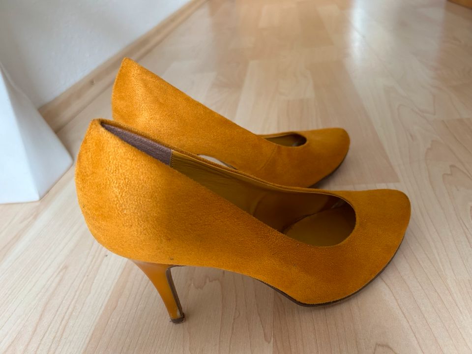 High Heels in Wildleder-Optik in Freudenstadt