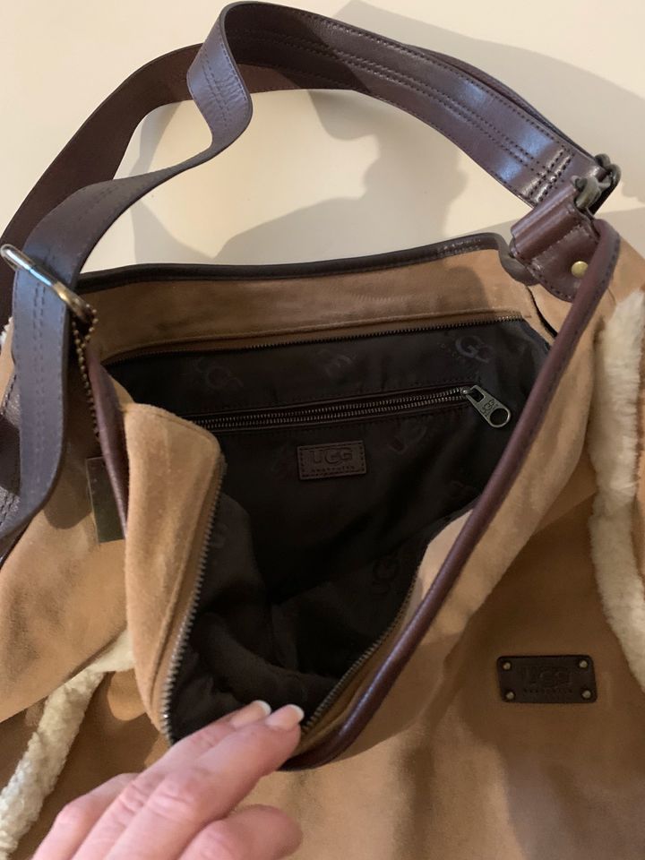 Große Umhänge Tasche von UGG wildleder Chestnut Cognac in Hümmerich