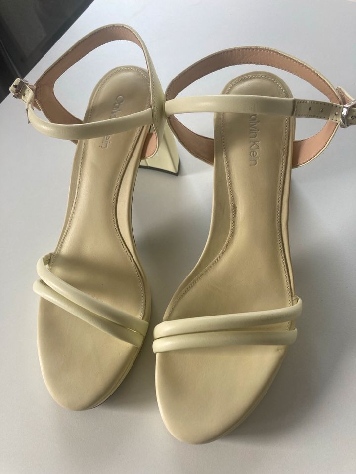 Calvin Klein Sandalen Pumps Gr. 39 pastellgelb neuwertig in Kirchheim unter Teck