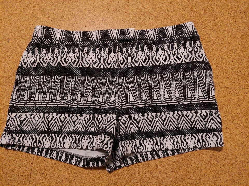 Damen Shorts schwarz weiß Gr. 42 in Rosbach (v d Höhe)