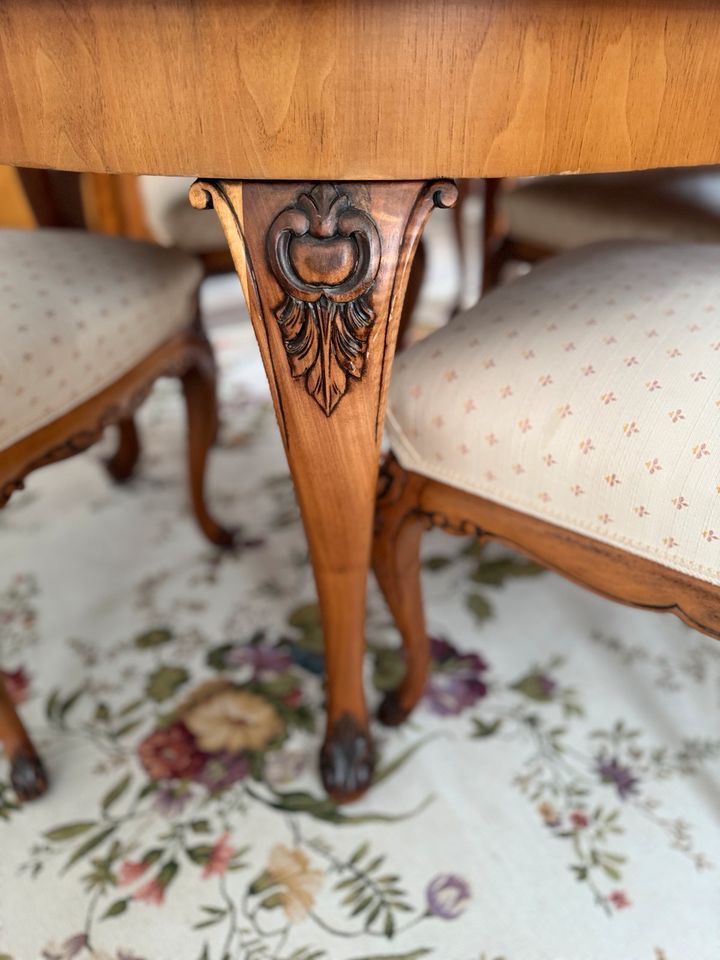 Klassischer ovaler Esstisch mit gepolsterte Stühle in Glückstadt