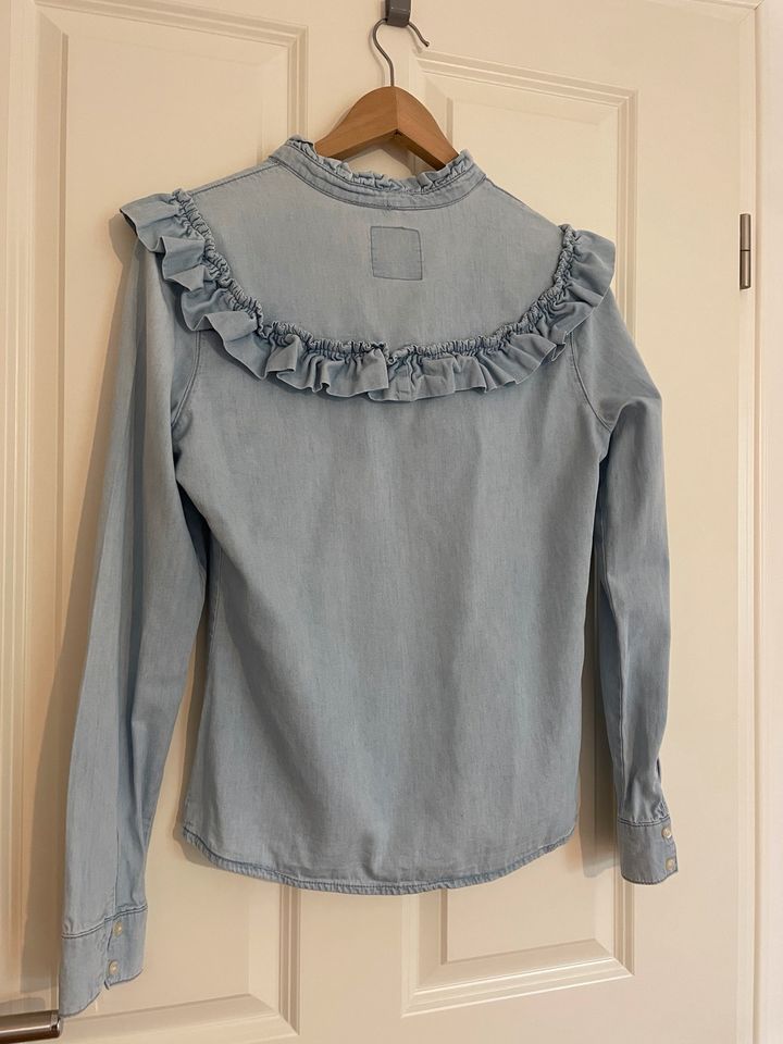 Jeansbluse blau mit Rüschen in Buxtehude