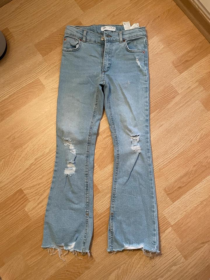 140. ZARA. Fransen-Löcher-Jeans. Bund verstellbar. in Stuttgart