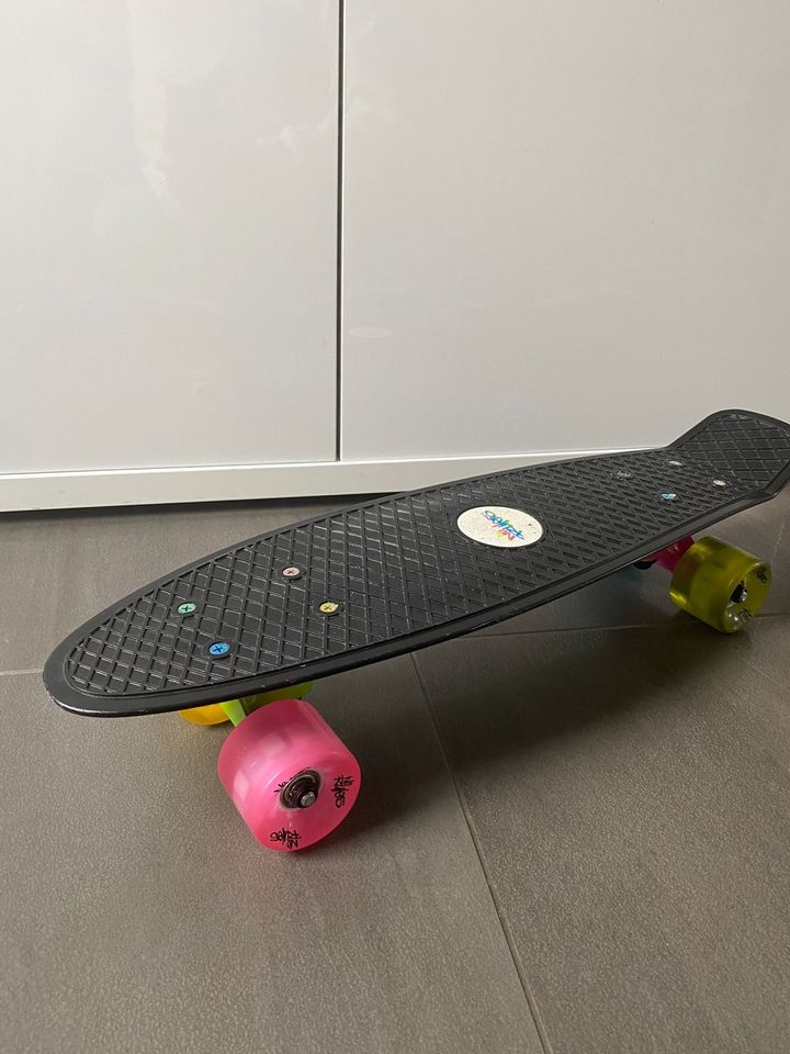 Skateboard No Rules mit LED Rollen in Ehringshausen