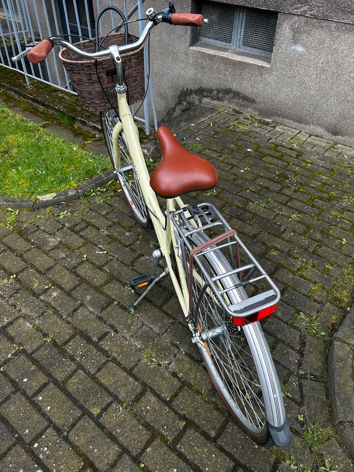 nagelneues Fahrrad mit Korb in Oberhausen