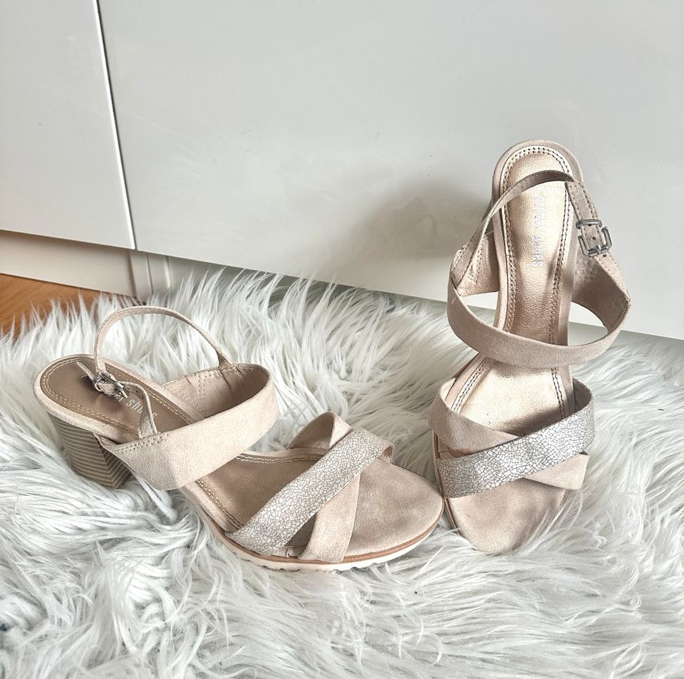 Street Shoes Riemchen Sandalen beige rosa rose 39 Tamaris H&M in Oedheim