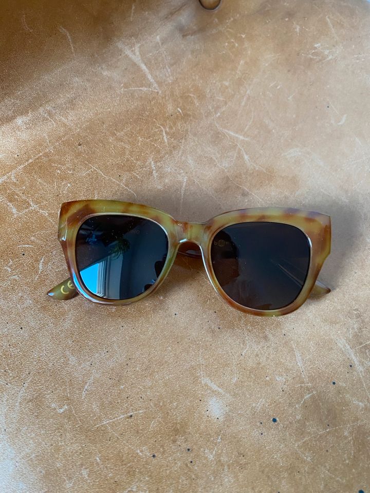 Neue unbenutzte Sonnebrille von Mango mit Plattschild Imitat in München