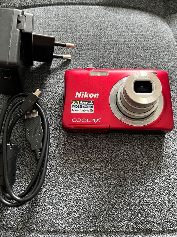 Nikon Kamera mit Speicherkarte und Ladekabel in Dresden