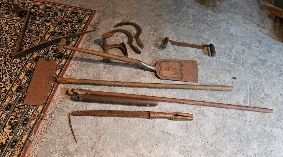 Antike Dreschwerkzeug in Rhauderfehn