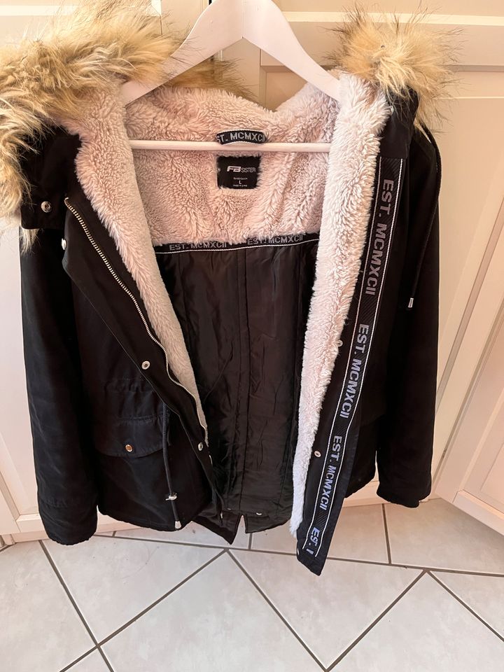 Winterjacke Größe L Neupreis 79.99 Euro in Essen