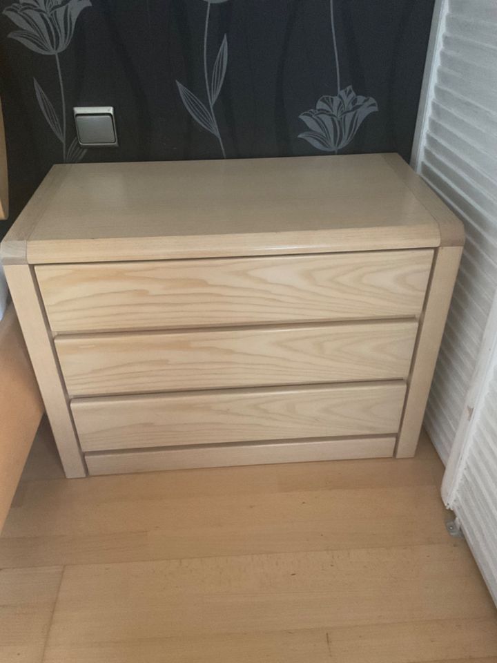 Schlafzimmer/ Schrank / Sideboard / Nachttisch in Hettstadt