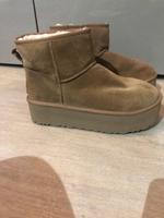 UGG Classic Mini Platform Damen Boots Plateaustiefelette Gr41 Neu Bayern - Lochhausen Vorschau