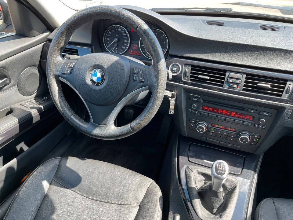 BMW 320i Touring*Leder*Xenon*Pano*PDC*1 Hand* in Dettenheim