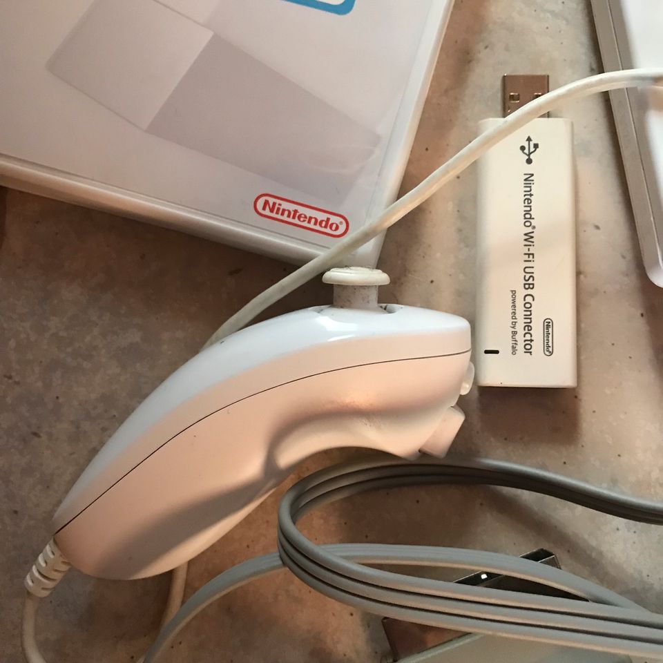 Nintendo Wii mit Zubehör weiß in Dortmund