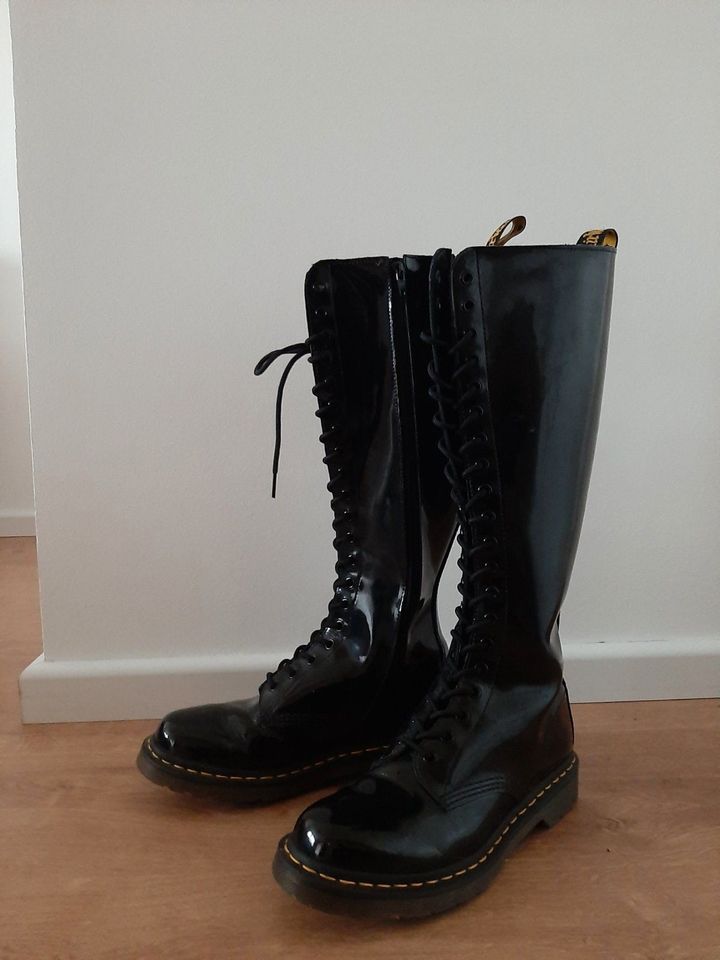 Dr. Martens hohe Stiefel Lackleder in Berlin