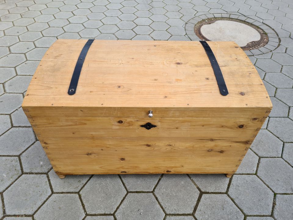 alte Truhe Holztruhe mit Deckel Holz Kiste in Elmshorn