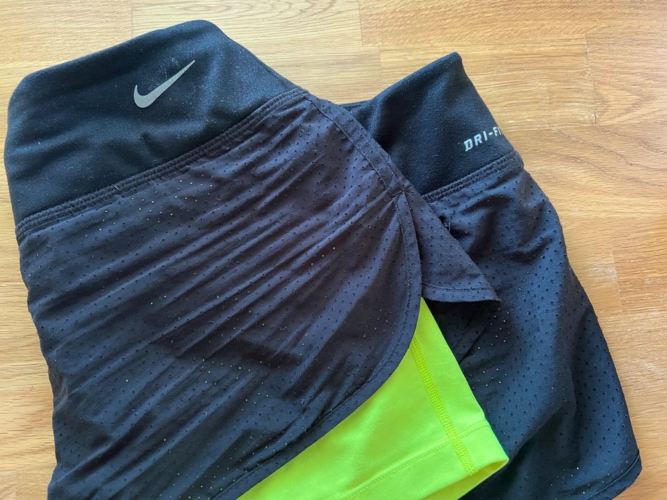 Nike Damen L Hose Shorts schwarz gelb Sport Sporthose tight in Uelzen