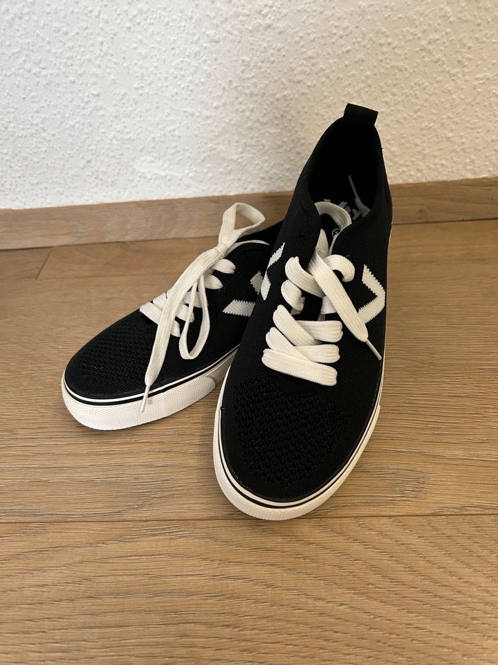 Sneaker schwarz weiß Gr 37 NEU in Worms