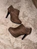 süße Wildleder Heels mit Schleife Berlin - Reinickendorf Vorschau