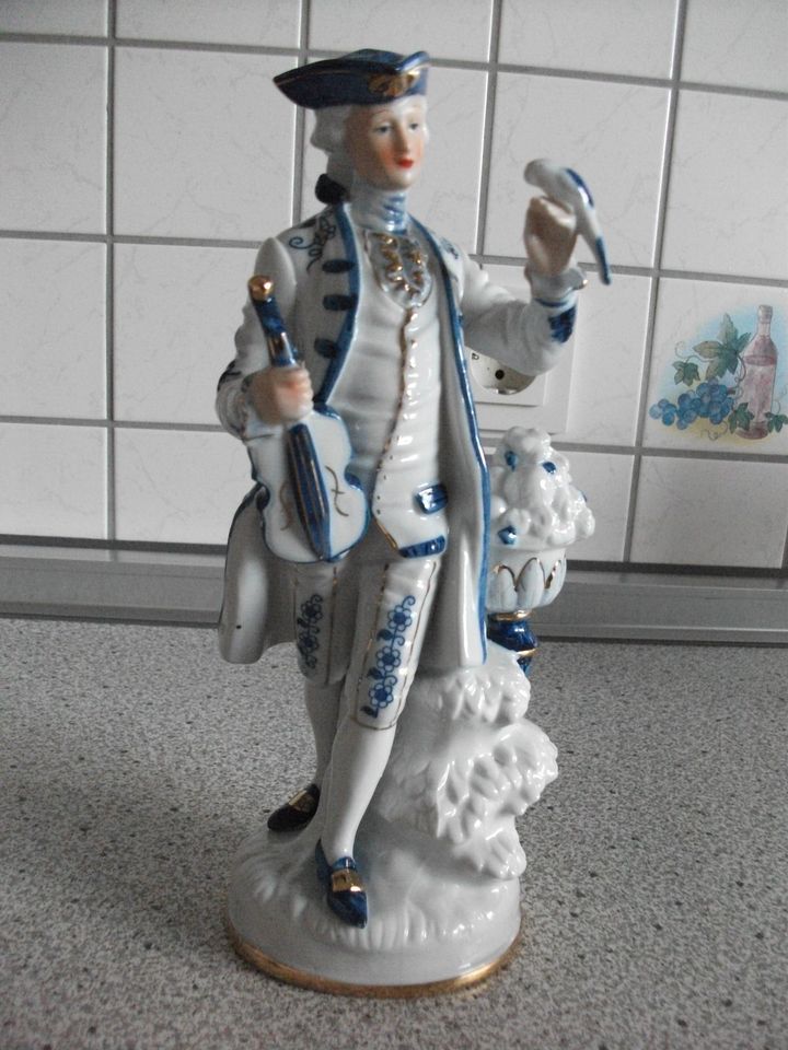 Porzellanfigur barocker Edelmann in Linden