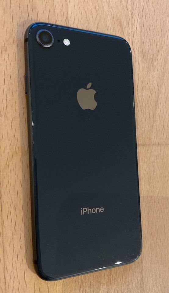 iPhone 8, 64GB, spacegrau, mit Silikonhülle, defekt, für Bastler in Argenbühl