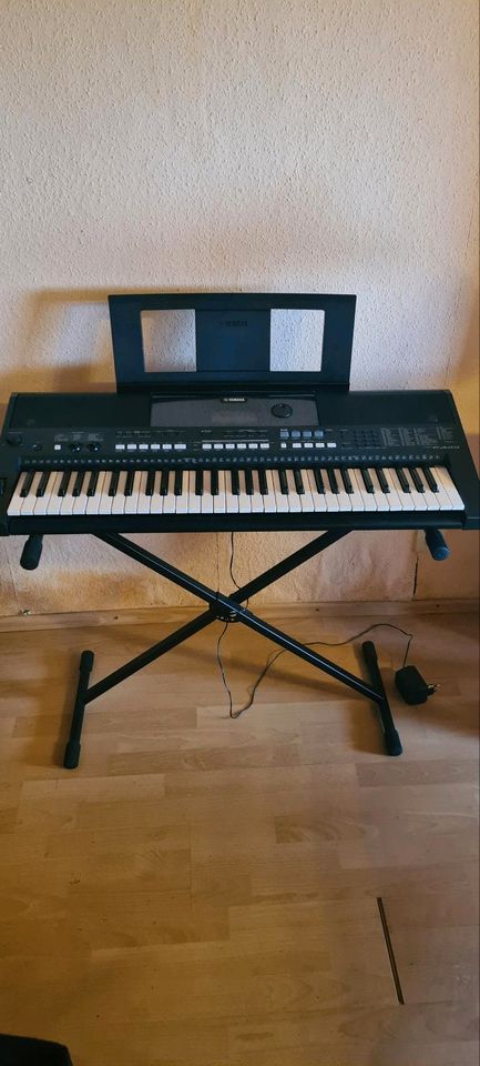 Keyboard Yamaha PSR E433 in Emden