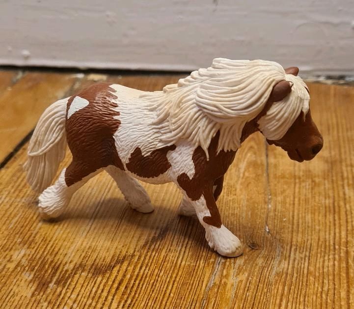 Schleich Shetland-Pony-Set (13297) und (13608) mit Zubehör in Berlin