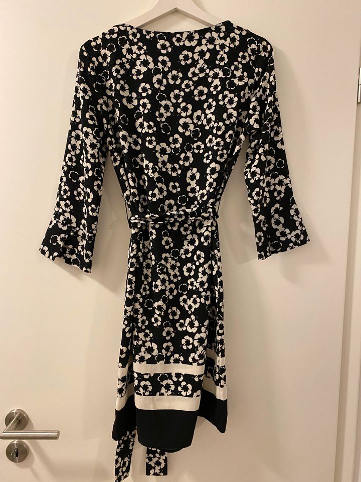 H&M Kleid mit Gürtel und Blumen geblümt schwarz weiß XS 34 in Flensburg