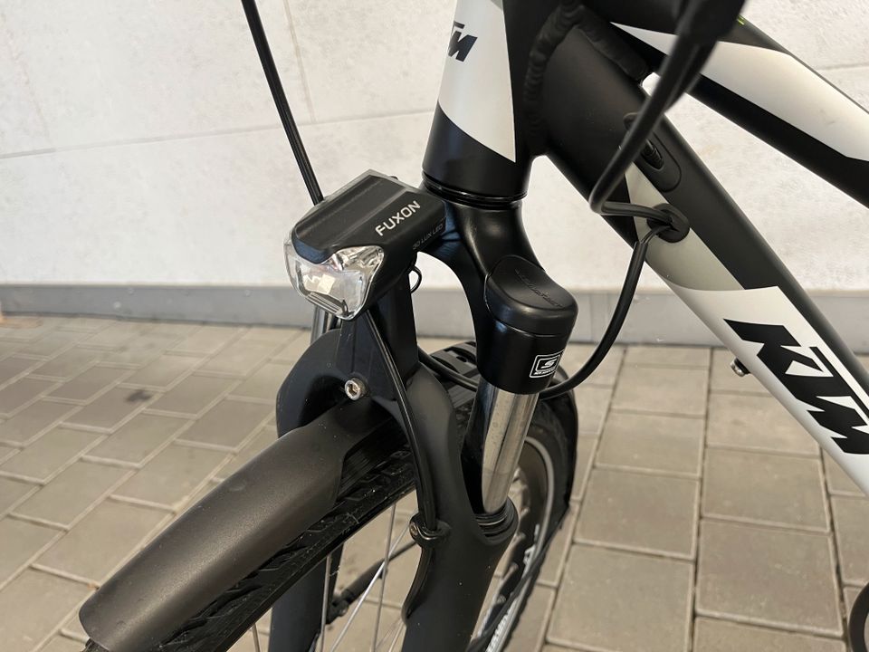 NEU KTM Avenza Cross Street Damen Fahrrad 28" Räder 46cm Rahmen in Winnenden