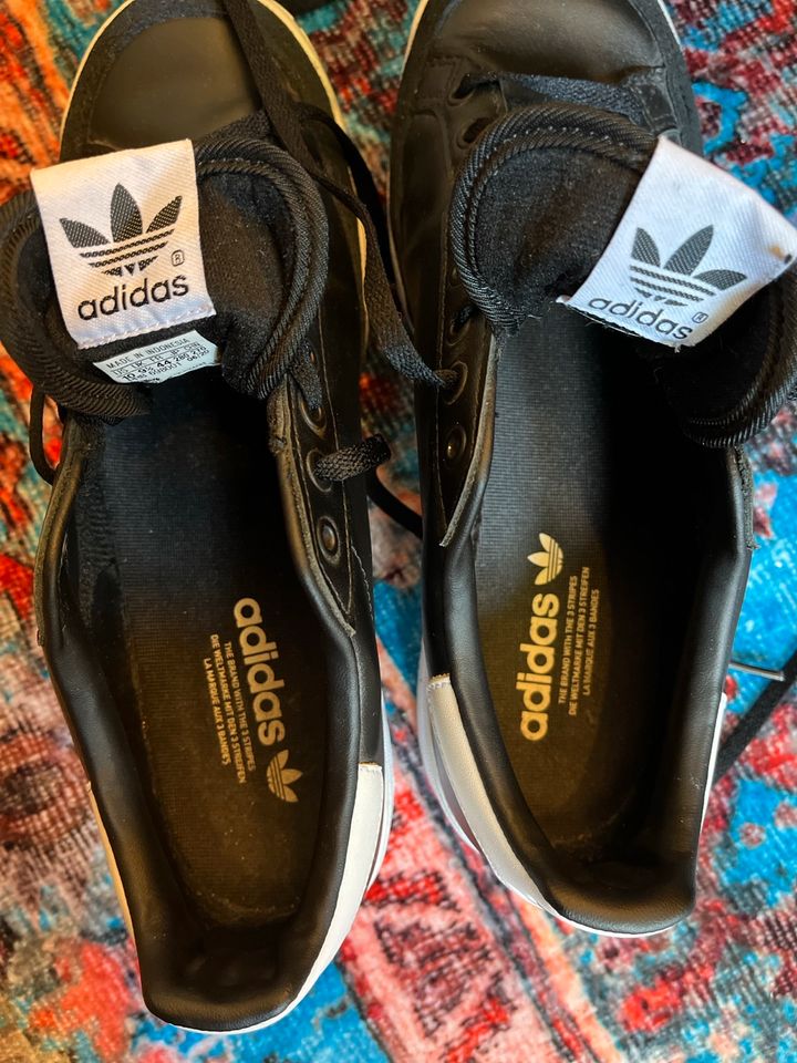 Adidas schicke Sneaker Größe 44 schwarz Leder in Düsseldorf